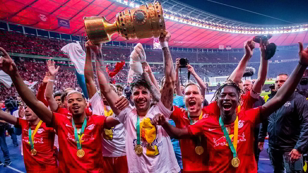 Leipzig on fire: Die RB-Helden mit dem Pott vor der Kurve.