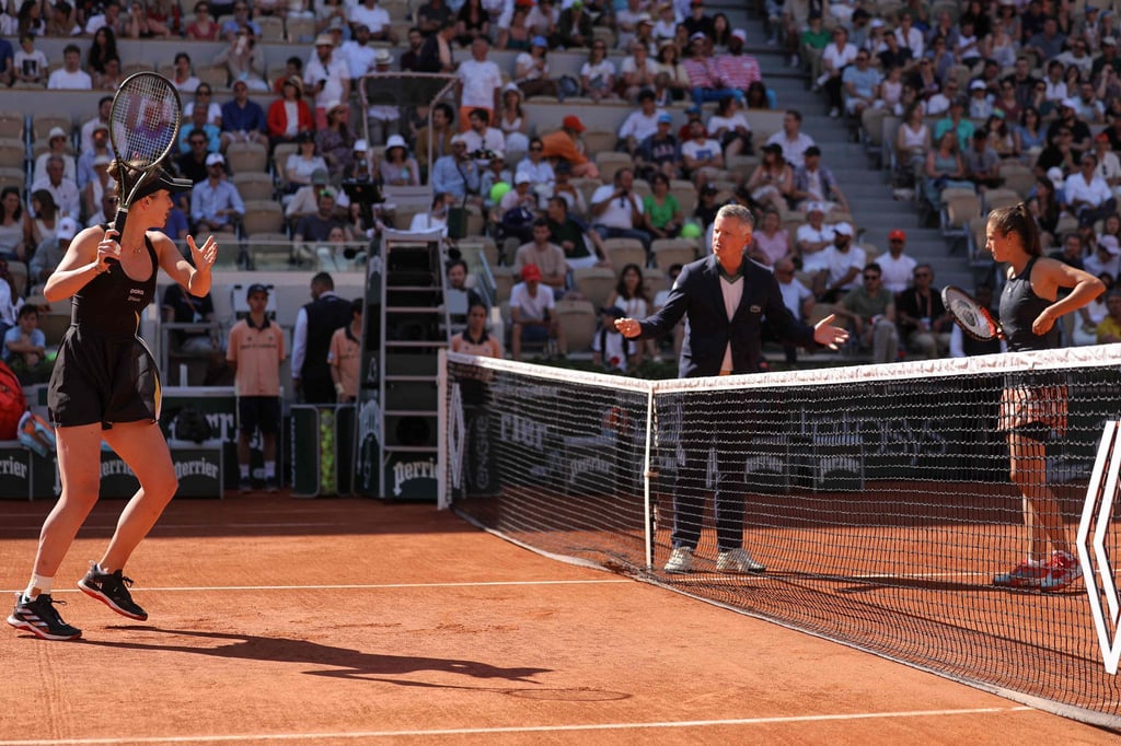 Die Ukrainerin Elina Svitolina (l) und die Russin Daria Kasatkina vor Beginn des Spiels.