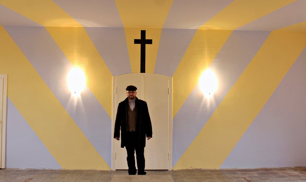Der Tucheimer Ortsbürgermeister Christian Köpke im November 2022 in der frisch renovierten Trauerhalle auf dem Tucheimer Friedhof.