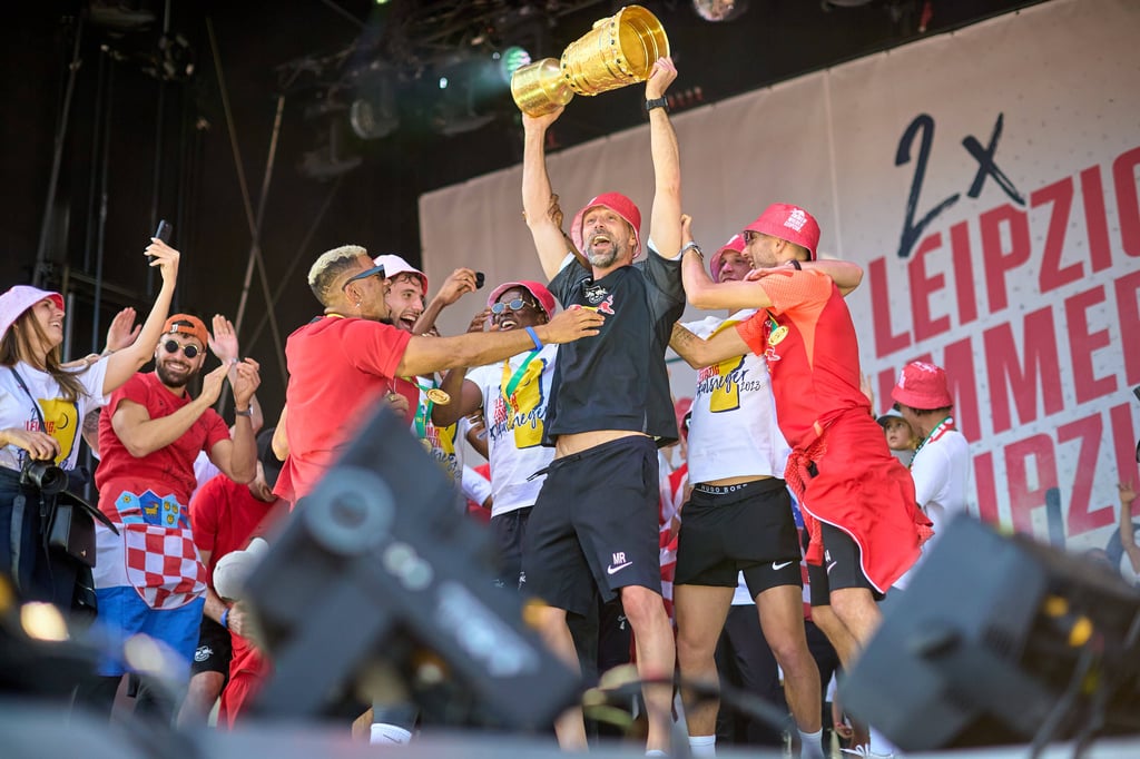 Die Party geht weiter: Marco Rose zeigt den Fans den Pokal.