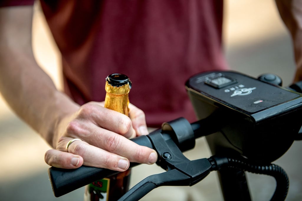 Wer mehrere Bier oder vielleicht noch ein paar härtere Drinks intus hat, lässt für den Heimweg besser die Finger von E-Scootern.