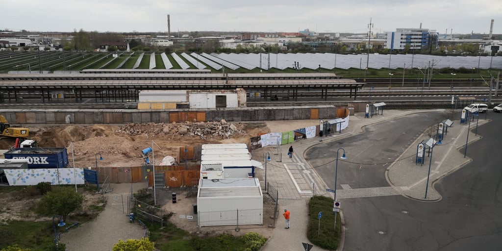 Der Vorplatz des Bitterfelder Bahnhofs ist derzeit eine große Baustelle.