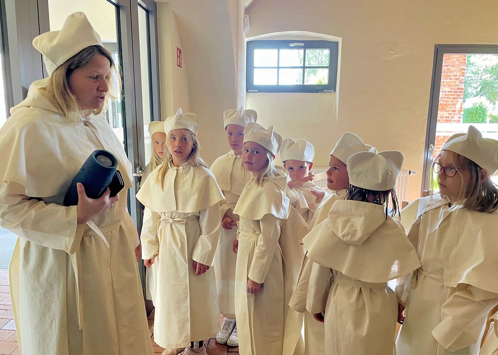 Die Genthiner Grundschulleiterin Claudia Braunschweig unterwies die Jungen und Mädchen, wie sie sich in den Ordensgewändern in der Klosterkirche zu bewegen haben – vor allem diszipliniert und ruhig.