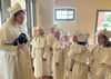 Die Genthiner Grundschulleiterin Claudia Braunschweig unterwies die Jungen und Mädchen, wie sie sich in den Ordensgewändern in der Klosterkirche zu bewegen haben – vor allem diszipliniert und ruhig. 