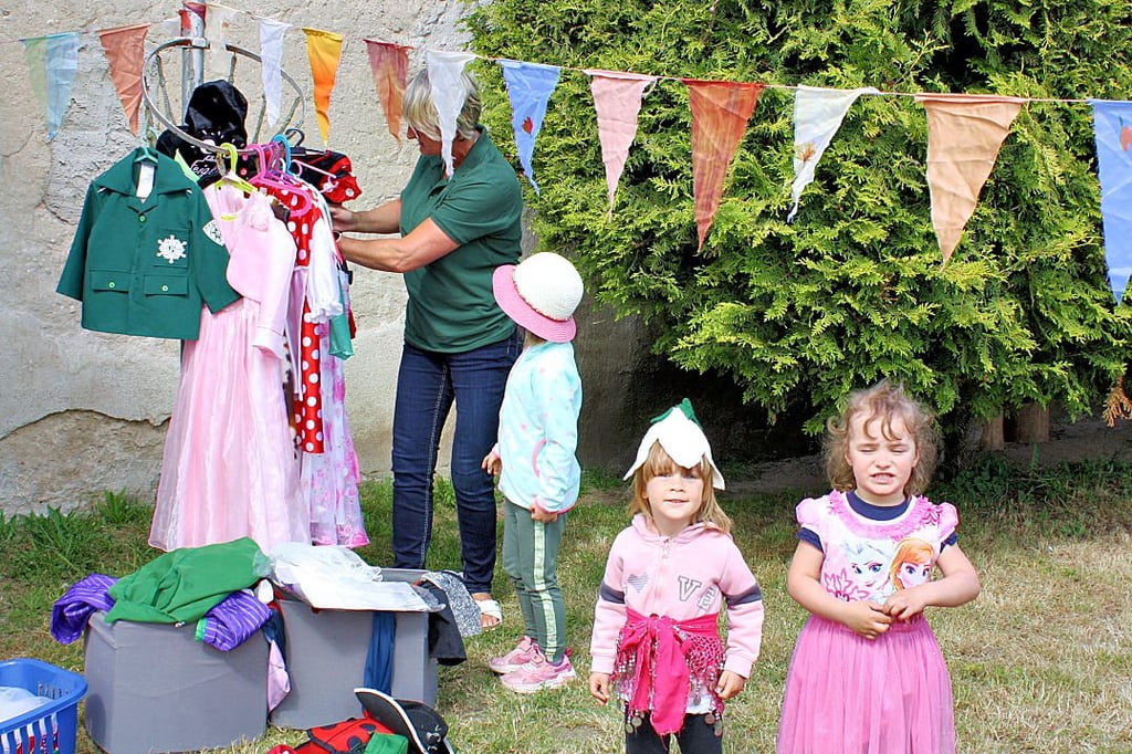Für jeden war etwas dabei, ob Polizist, Prinzessin oder Cowboy – eine große Auswahl an Verkleidungen stand für die Kinder beim Maskenball bereit.
