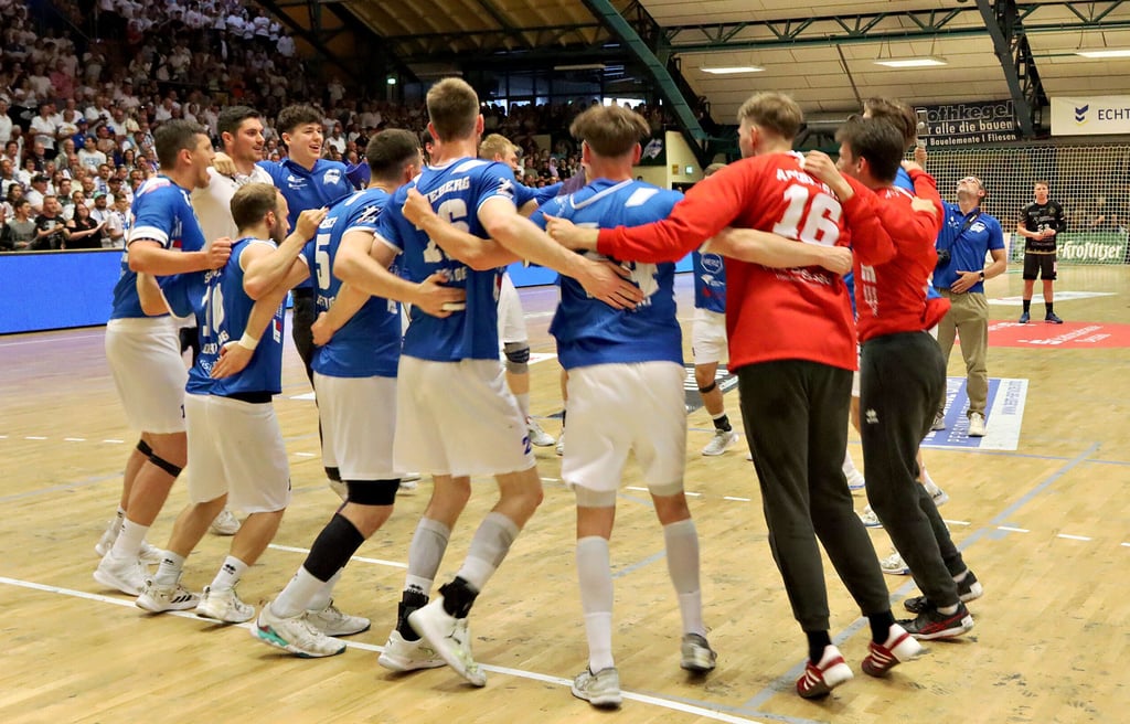 Zusammen mit mehr als 2600 Zuschauern bejubeln die DRHV-Männer am Freitagabend ihren Erfolg im letzten Heimspiel der Saison.