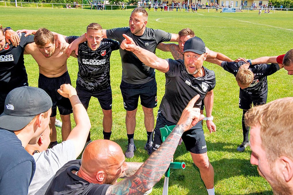 Naumburg II ist Meister: Ausgelassen feiert Trainer Mario Krause mit seinem Team in Baumersroda den vorzeitigen Gewinn des Burgenlandtitels und den Aufstieg in die Landesklasse.