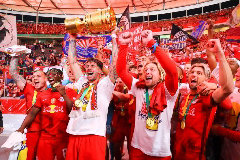 Euphorie vor der Fankurve: Dominik Szoboszlai reckt den Pokal in die Höhe.