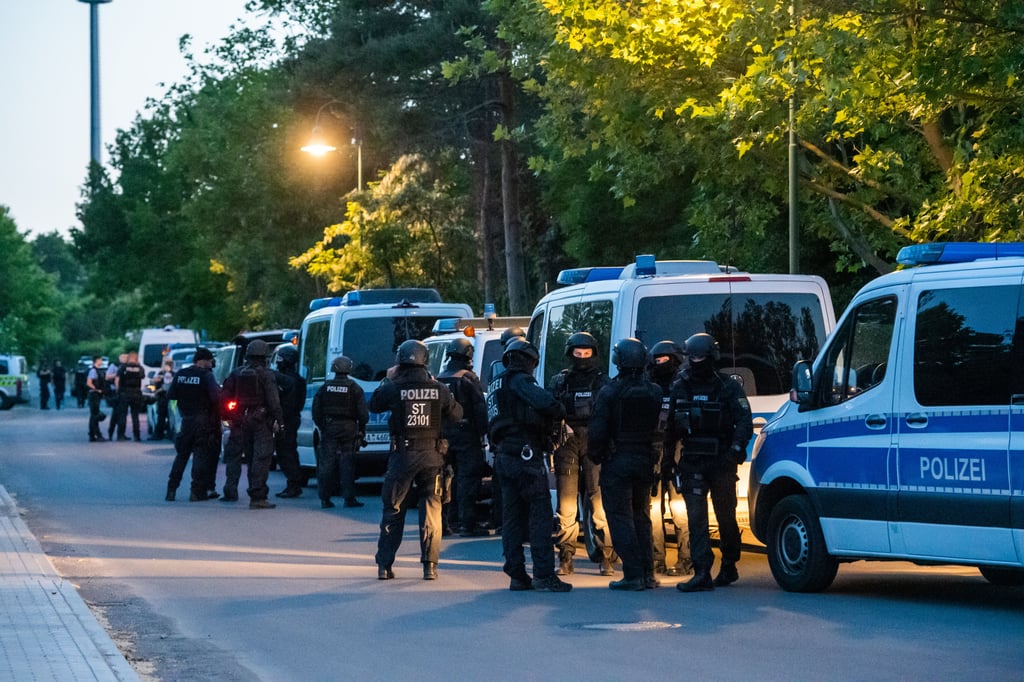 Ein Zeugenhinweis auf Knallgeräusche und Schreie führte am Sonntagabend zu einem Großeinsatz der Polizei am Naumburger Steinkreuzweg.