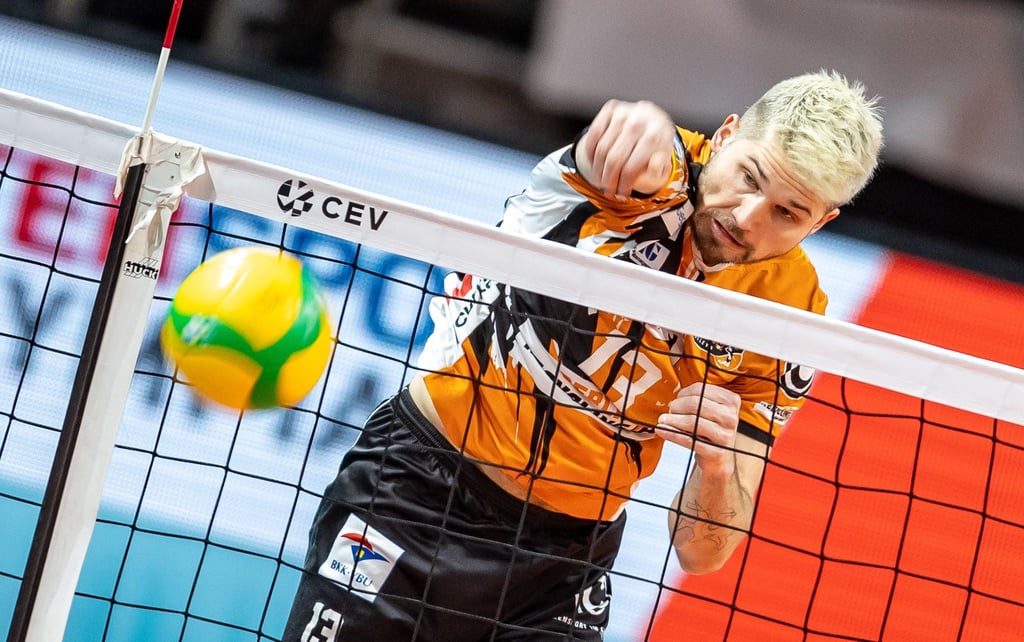 Berlins Ruben Schott spielt den Ball über das Netz.