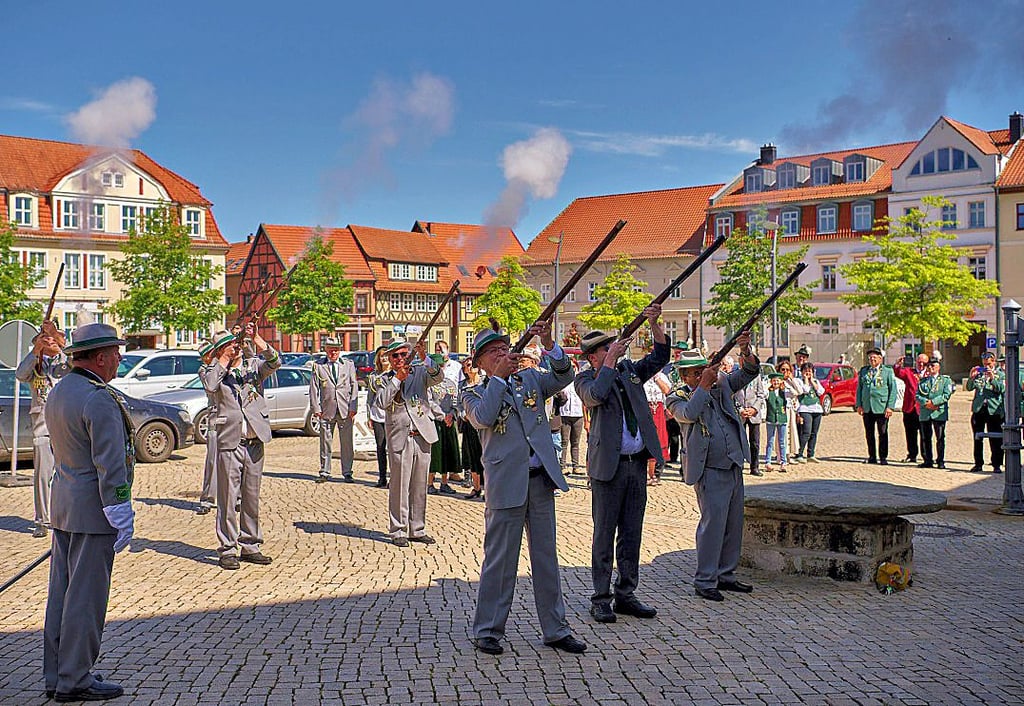 Die Schützengilde 1485 e.V. beim Salutschießen am vergangenen Sonnabend in Haldensleben. Zudem waren mehrere Schützen aus der Umgebung sowie der Bürgermeister vor Ort.
