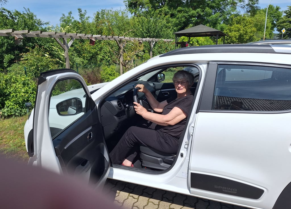 Die 80-jährige Brunhild Sperling aus Kunrau hat sich in diesem Jahr ein E-Auto gekauft, um weiter mobil zu bleiben. Das Fahrzeug nutzt sie für Fahrten zum Arzt in das acht Kilometer entfernte Brome, weil die Buslinie 300 von Salzwedel nach Wolfsburg in der Burggemeinde keinen halt macht.