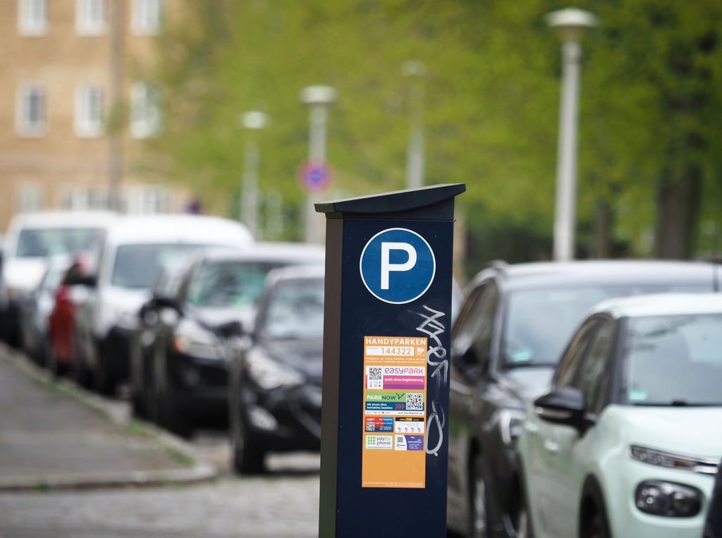 Die Gebühr für einen Parkschein pro Stunde sollte mindestens so hoch sein wie die Kosten für einen Einzelfahrschein in Bus und Bahn, fordert die Deutsche Umwelthilfe.