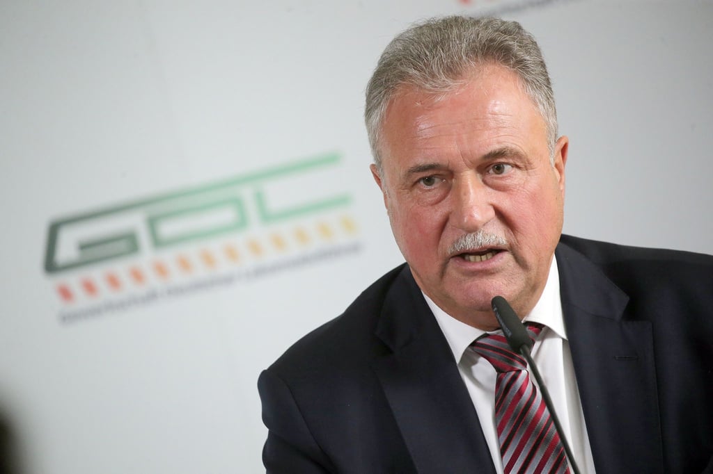 Claus Weselsky beantwortet zu Tarifforderungen für die Verhandlungsrunden 2023 Fragen von Journalisten.