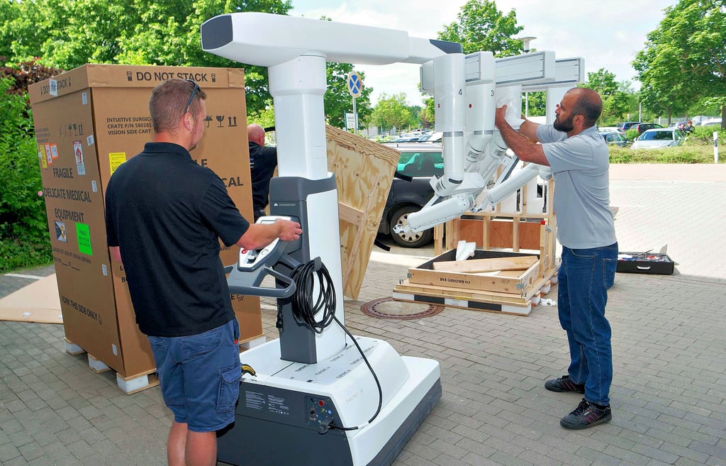 Am Donnerstag voriger Woche wurde „Da Vinci“ ans Städtische Klinikum Dessaus geliefert. Mit Hilfe des modernen Roboters können komplizierte Operationen präzise aus geführt werden.