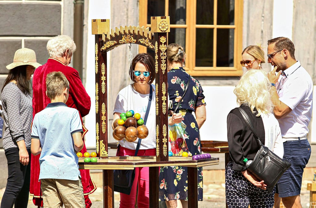 Spiele aus der frühen Geschichte der Stadt Oranienbaum waren am Schloss zu erleben.