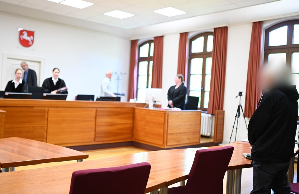 Der 82-jährige Angeklagte (r) steht im Landgericht Aurich.