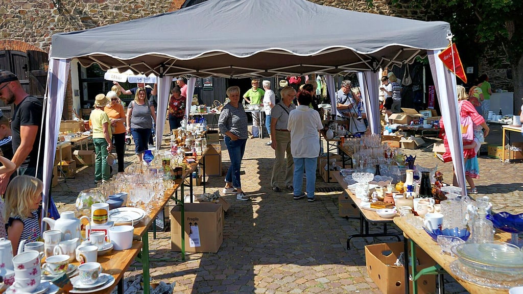 Vor allem Geschirr wurde auf dem Flohmarkt vor dem Museum angeboten und gern gekauft. Der Erlös wird gespendet.