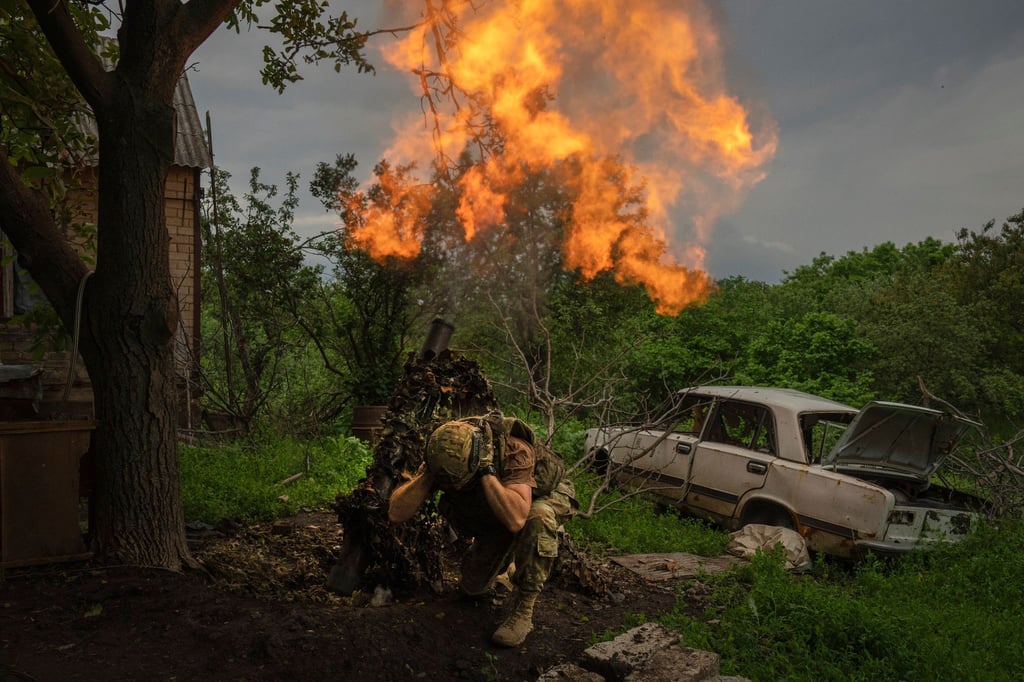 Ein ukrainischer Soldat feuert am 28.05.2023 an der Frontlinie nahe Bachmut einen Granatenwerfer auf russische Stellungen.