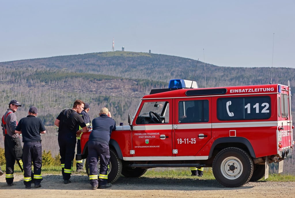 Bei einem Waldbrand im Harz konnten die Einsatzkräfte das Feuer unter Kontrolle bringen.
