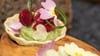 Die Blüten als Hingucker und Würze: Die Gemüse-Tartelette mit Bärlauchmousse garniert Paul Wieder mit Kapuziner- oder Borretschblüten.