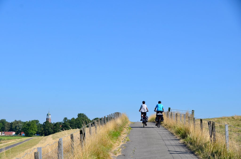 Die Route führt am Emsdeich entlang kleiner Orte wie Jemgum.