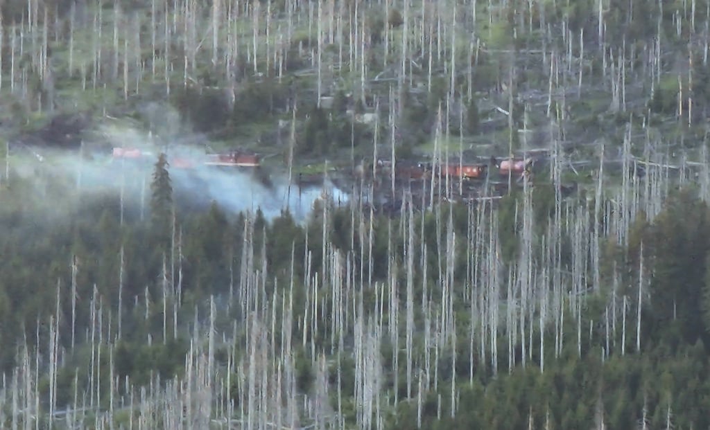 In der Gegend am Brocken ist am Sonntagabend ein Brand ausgebrochen und Rauch steigt auf.