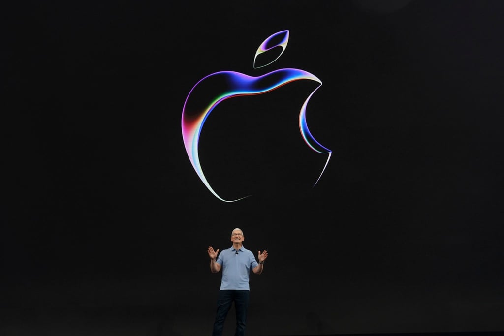 Apple-SEO Tim Cook spricht bei der Ankündigung auf dem Apple-Campus.
