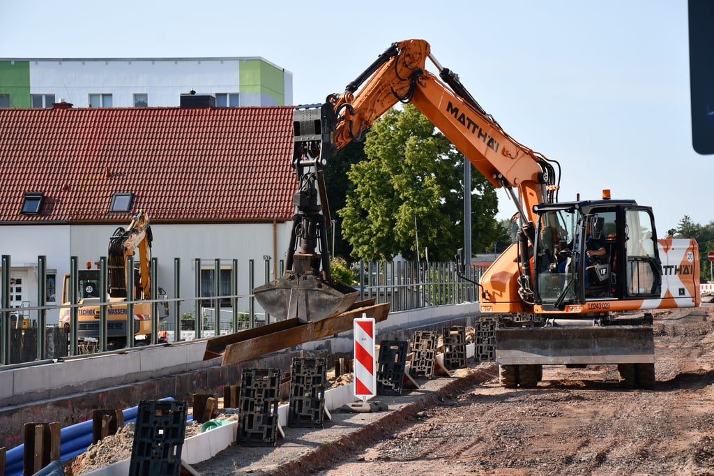 In der Kritzmannstraße im Magdeburger Stadtteil Neustädter Feld wird eine neue Straßenbahnstrecke gebaut.