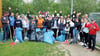 Die Müllsammler der Blankenburger Volleyballfreunde präsentieren stolz die Ergebnisse ihrer Aufräumaktion. Sie haben  im Wohngebiet Regenstein für Ordnung gesorgt.