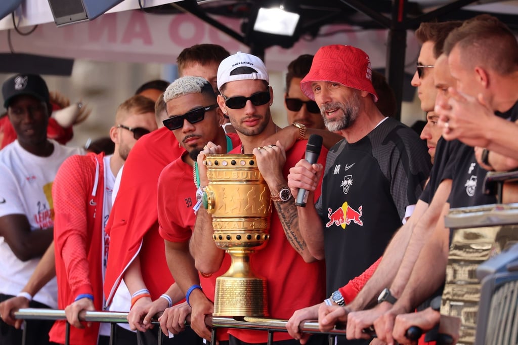 Die Spieler und Trainer Marco Rose präsentierten den gewonnen DFB Pokal in Leipzig.