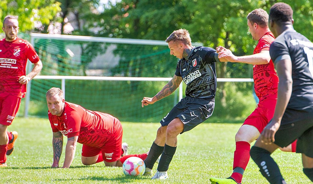 Das entscheidende Tor: Steven Krumbholz (Mitte) erzielt den Siegtreffer zum 2:1 für die Naumburger Reserve. BSV-Akteur Martin Beyer (2.v.l.) kann nur zusehen.