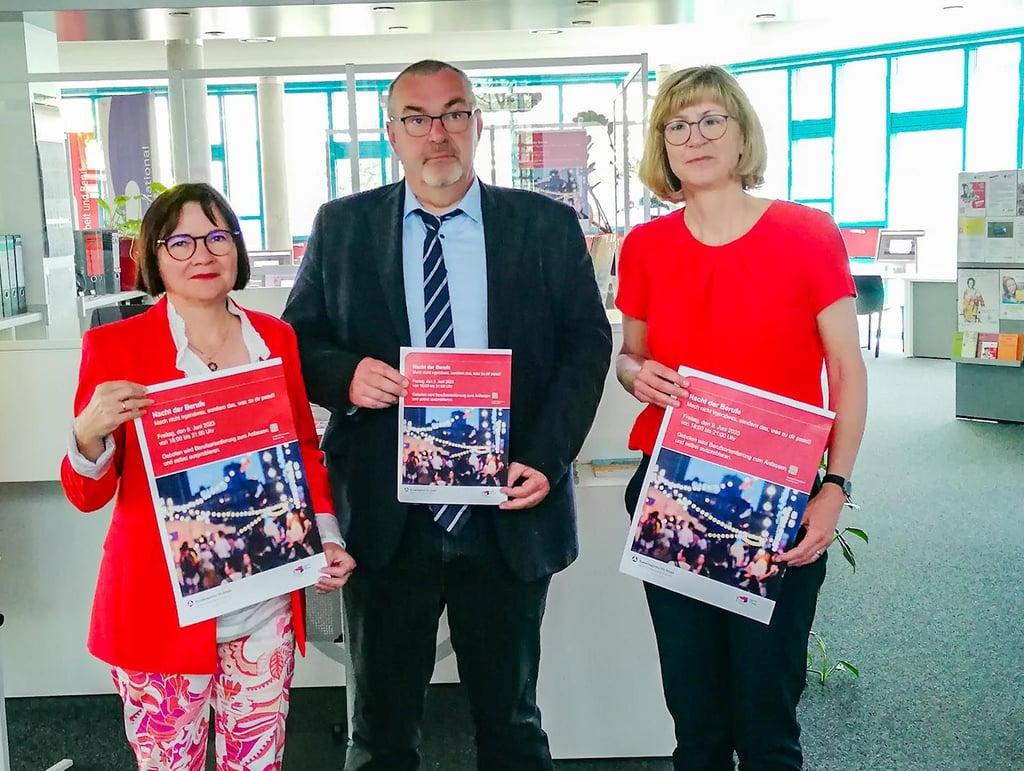 Präsentieren die Plakate zur „Nacht der Berufe“: Simone Danek (IHK) Jens Schumann ( HWK) und Birgit Ruhland (Arbeitsagentur) (v.l.n.r.)