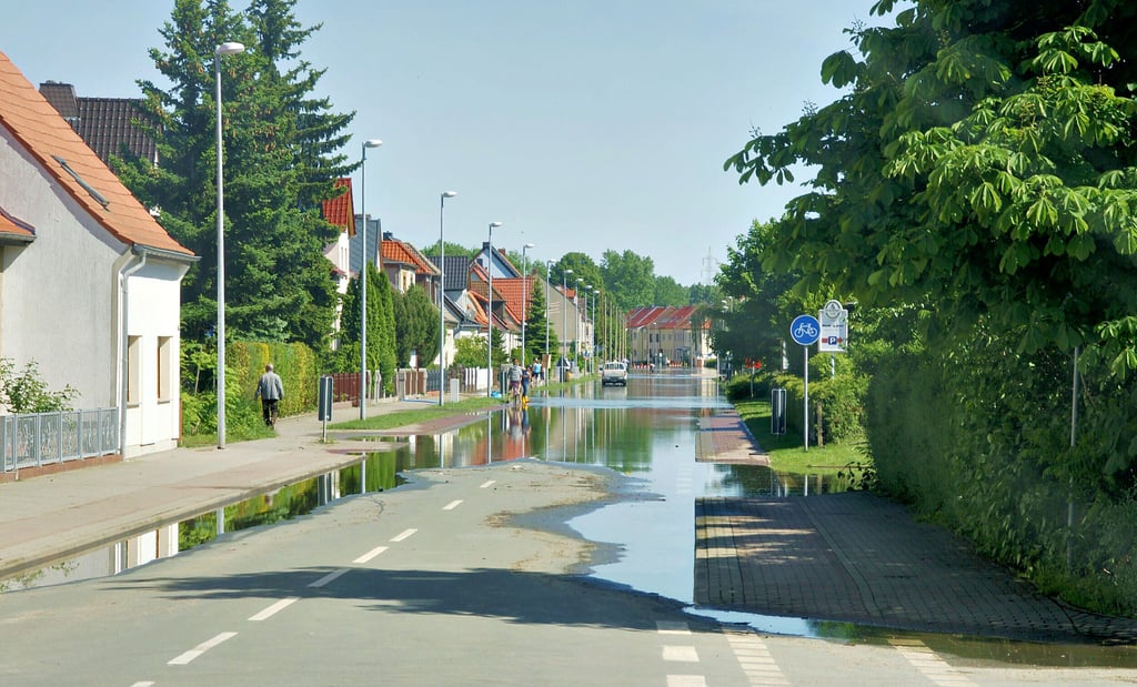 Erinnerungen werden wach: Das Hochwasser bahnt sich seinen Weg in Jeßnitz.
