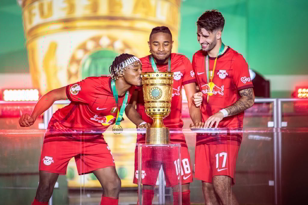 Vorfreude: Mohamed Simakan (l.) knutscht den Pokal vor der offiziellen Vergabe,