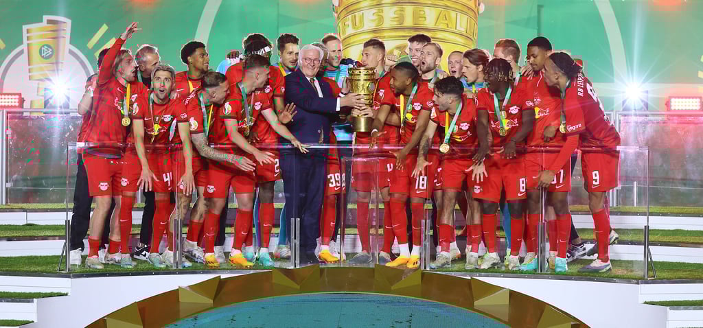 Bundespräsident Frank Walter Steinmeier überreicht die Trophäe an RB-Kapitän Willi Orban.