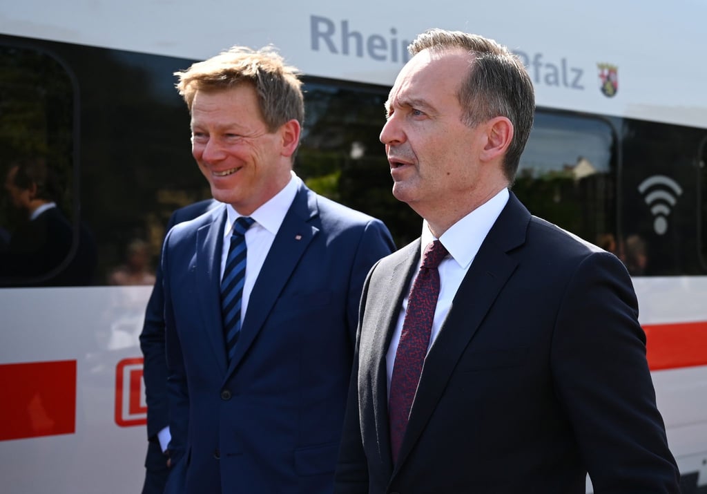 Verkehrsminister Volker Wissing (rechts) und Richard Lutz, Vorstandsvorsitzender der Deutschen Bahn (DB).