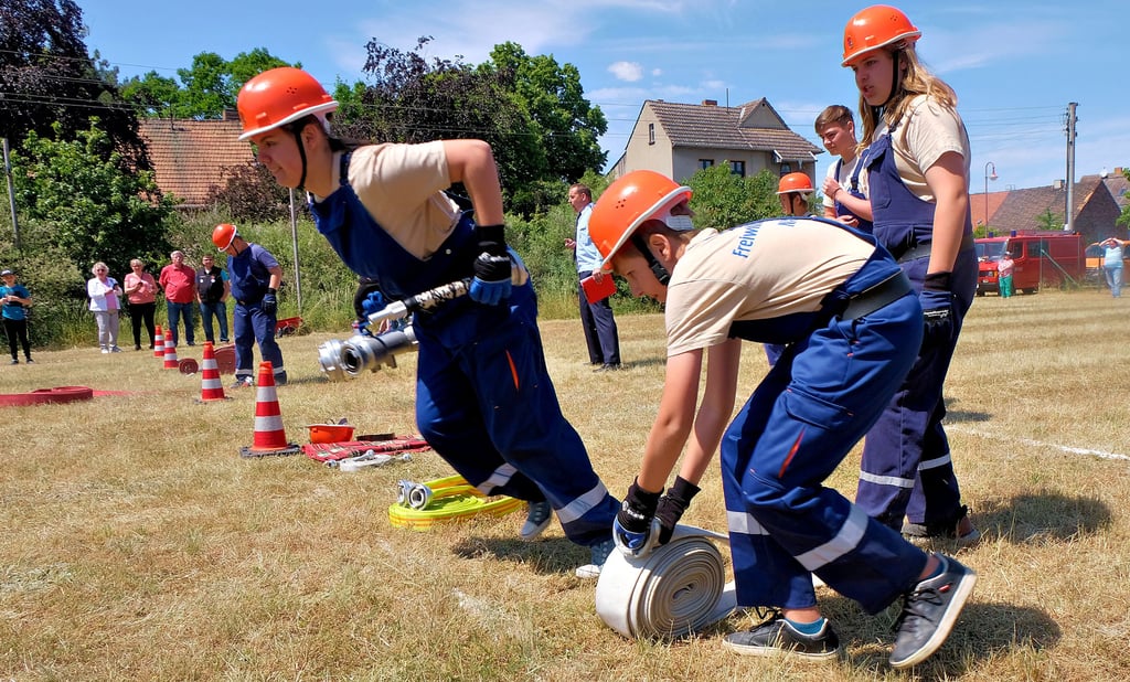 Bei der Gruppenstafette der Jugendfeuerwehr, hier die Mannschaft aus Naundorf, sind Teamgeist und Schnelligkeit gefragt.