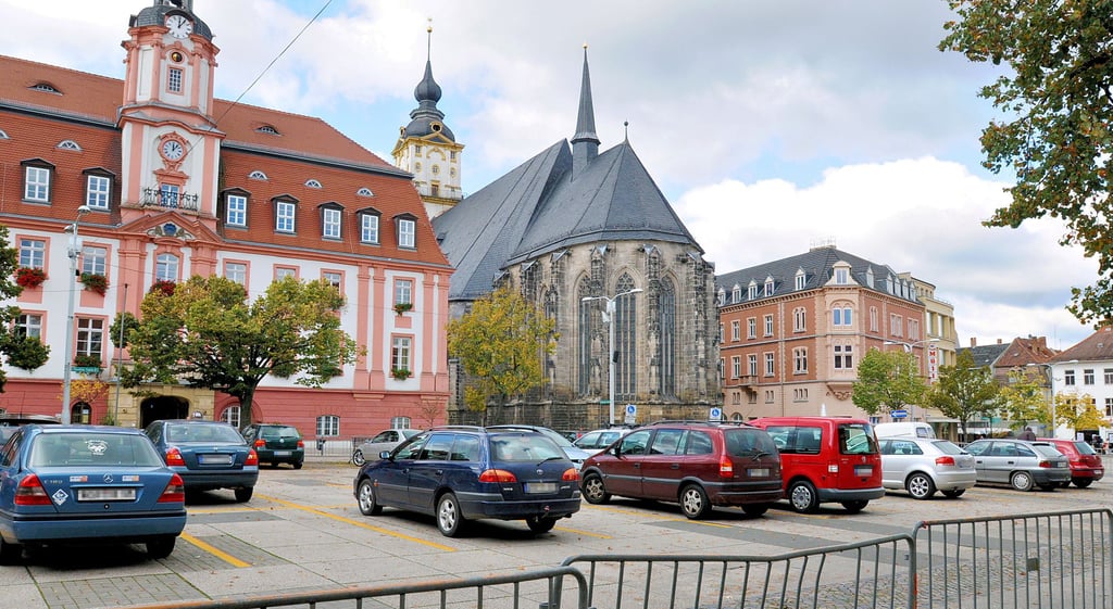 Nach ihrer Sanierung sehen sowohl der Marktplatz als auch das Weißenfelser Rathaus längst ganz anders aus, als noch vor einigen Jahren. Doch dass auf dem Areal bald Autos parken dürfen, dafür gibt es unter den Gewerbetreibenden Fürsprecher. Der OB ist dialogbereit, warnt aber vor einem Schnellschuss.