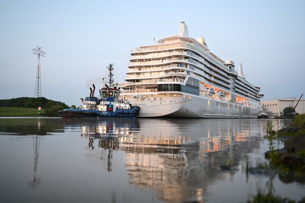 Das neue Kreuzfahrtschiff "Silver Nova" hat die Meyer-Werft verlassen und ist auf der Ems unterwegs.