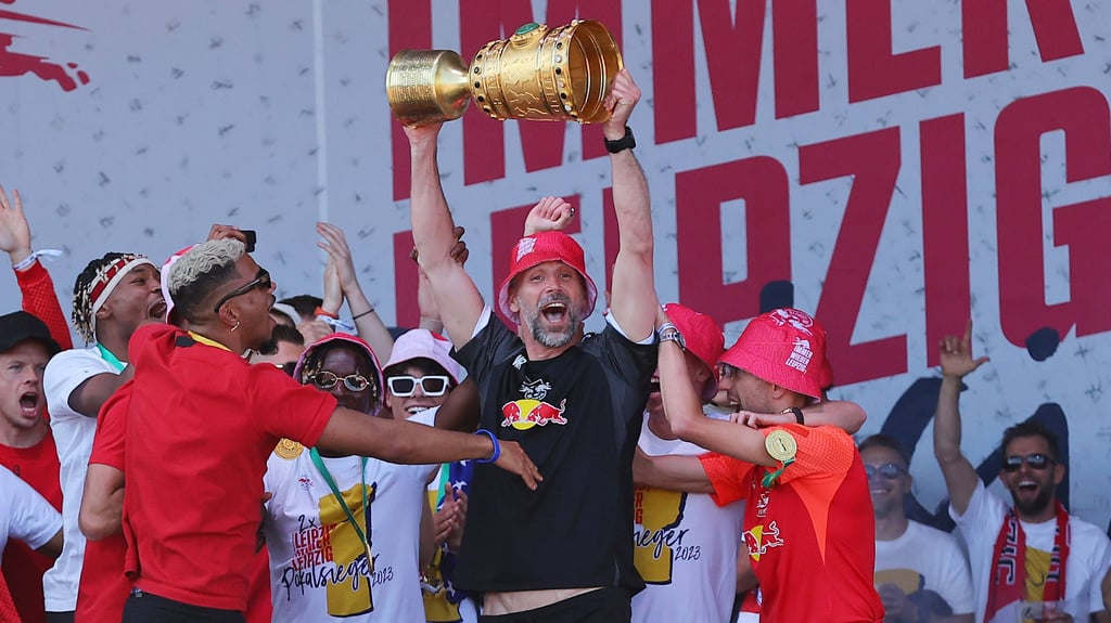 RB-Coach Marco Rose zeigt den Pott im Kult-Outfit den Fans.