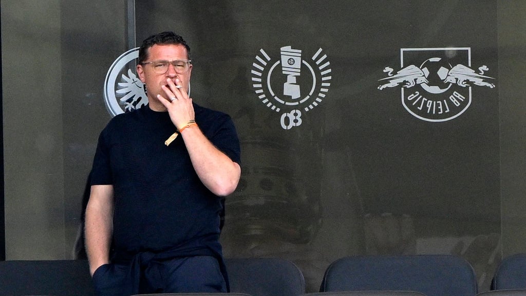 Teilnehmender Beobachter bei der Raucherpause: Max Eberl beim DFB-Pokalfinale.