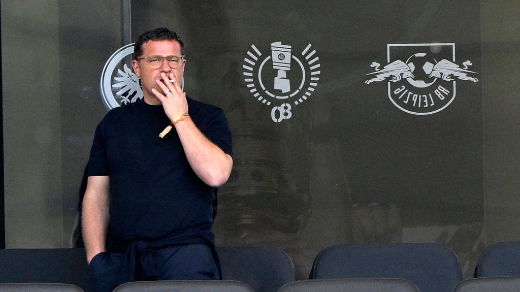 Teilnehmender Beobachter bei der Raucherpause: Max Eberl beim DFB-Pokalfinale.