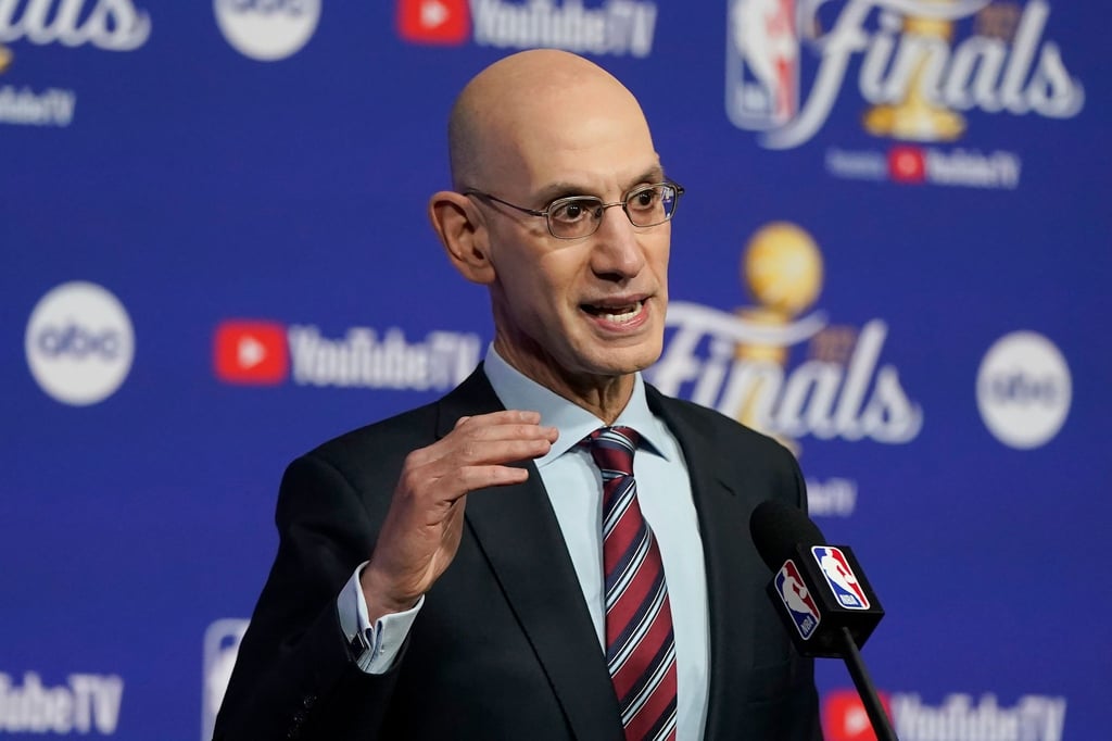 NBA-Boss Adam Silver spricht während einer Pressekonferenz.