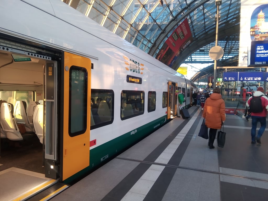 Viele Menschen nutzen zum Pendeln auch die Bahn.