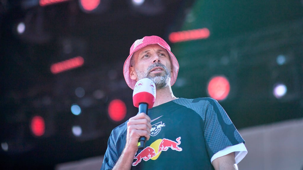 Marco Rose spricht auf der Festwiese.