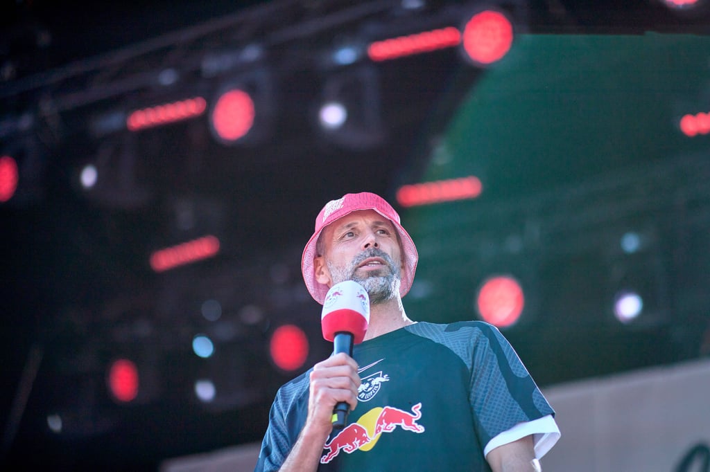 Marco Rose spricht auf der Festwiese.