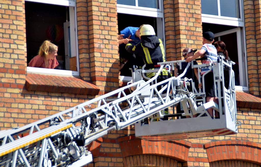 Per Drehleiter holen Kameraden die eingeschlossenen Schüler aus dem zweiten Stockwerk.