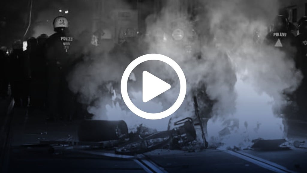 In der Nacht zum Sonntag brennen in Leipzig-Connewitz Barrikaden, wie schon in der Nacht zuvor.