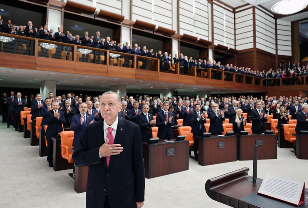 Der türkische Präsident Recep Tayyip Erdogan legt den Eid ab.